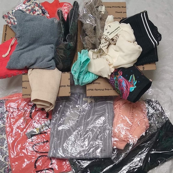 Sale 5 Mixed Clothing Box Lot Sale - Picture 3 of 16